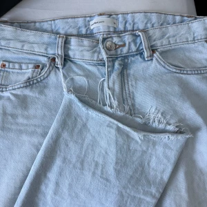 Raka Lågmidjade jeans från Gina Tricot - Ljusblåa raka Lågmidjade jeans från Gina