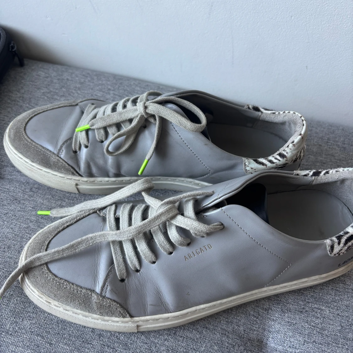 Grå sneakers Axel Arigato zebra-detalj - 1