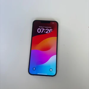 iPhone 13 - Snygg vit iPhone 13 med dubbla kameror. Mobilens bakkamera har en spricka utöver de fungerar den felfritt.Skärmen fungerar utmärkt, kameran tar skarpa bilder. Några repor och fingeravtryck syns på skärmen samt mindre slitage på ramen, men inget som påverkar funktionen. Perfekt för dig som vill ha en kraftfull och stilren mobil.