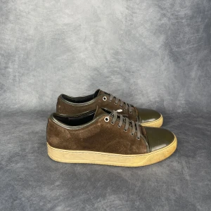 Lanvin DBB1 - Skick: 7/10, använda, inga defekter. | Ingår: Bara skorna. | Nypris: +- 5200 SEK. | Storleken är UK7. | Ni hittar mer på TheGrandCloset.com.