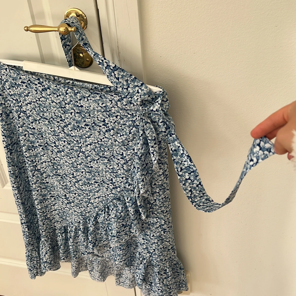 Blå blommig omlottkjol med volang - 4