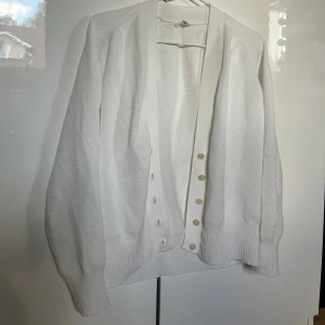 Vit kofta🤍 - Super fin och stilren kofta!! Vet inte riktigt märket men den är nästan aldrig använd och har inga skavanker!!🙌🏼