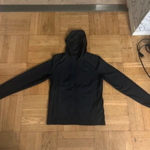 Under armour windbreaker  - Har inte den till användning längre den har blivit liten  kan gå ner via snabb affär 