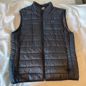 Väst av hang ten  - Finns 2st inner och 2st ytterfickor.  Skulle säga att den inte är L till 100%.  Pris går alltid att diskuteras, snabbast/bäst bud får varan. Djur fanns i hemmet! Finns på fler hemsidor!