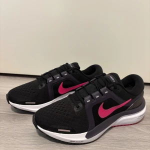 Nike running shoes - NIKE AIR ZOOM VOMERO 16 Malli: DA7698-002 Koko: 37,5 Ovh: noin 160e Neutraali askellus  Postitus/nouto