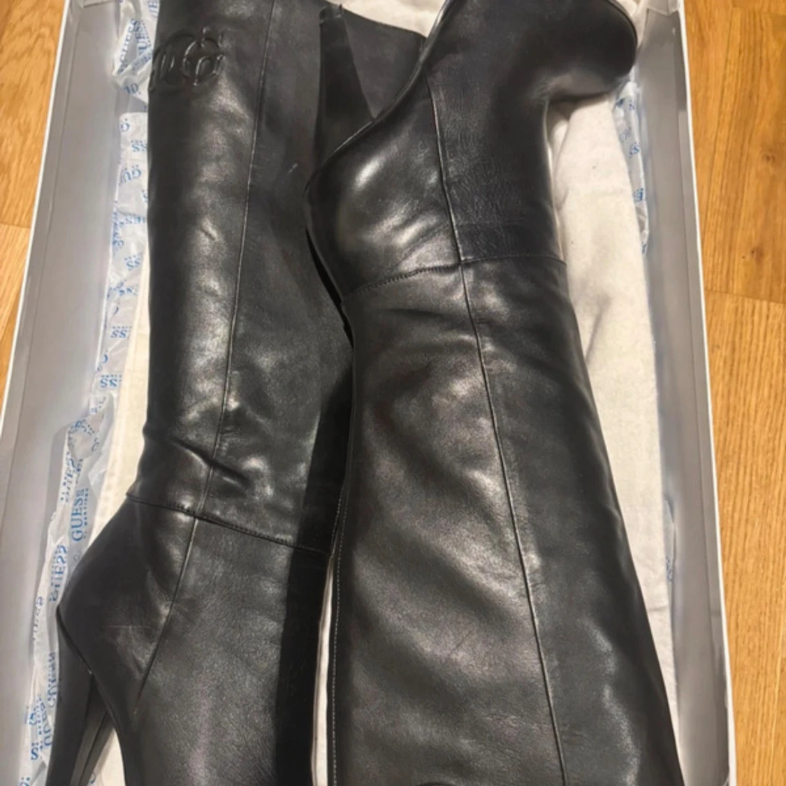 Svarta höga stövlar från Guess