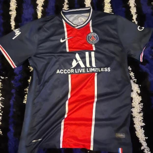 Fotbollströja psg - Nike x stüssy tröja psg. Börjat släppa på trycker men annars bra. Storlek L