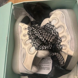 Lanvin sneakers med chunky sula - Säljer ett par Lanvin sneakers Curb. Boxen kommer med ❤️