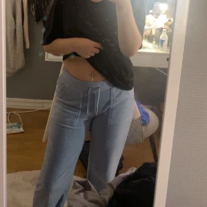 Ljusblå Juicy Couture byxor  - Ljusblå byxor från Juicy Couture i storlek XS. Har lite fläckar men syns knappt eftersom de är långt upp mot midjans håll. Pris går att diskuteras