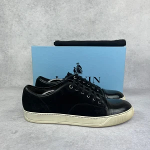 LANVIN DBB1 CAP TOE SNEAKER - – Condition: 8/10  - Size: 46/UK12  – What is included: Dustbag  – Retail price: 5000 + SEK  Please note that Lanvins fit big and our recommendation is to go one size down
