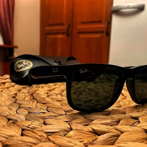 Svarta Ray-Ban Wayfarer solglasögon - Säljer ett par äkta Ray-Ban Wayfarer, en riktig klassiker som aldrig går ur tiden. Stilrena, bekväma och passar till allt – från vardag till fest. Perfekt skick, inga repor på glasen.  ✅ Äkta Ray-Ban ✅ Tidlös design ✅ Passar både honom och henne  Skynda att fynda innan någon annan hinner före – dessa säljs snabbt!