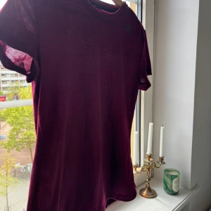 Vinröd Adidas Prime Tee t-shirt M - Säljer en vinröd Adidas Prime Tee t-shirt i storlek M. T-shirten är i ett tunt och lätt material, perfekt för träning. Klassisk rund halsringning och diskret Adidas-logga på bröstet. Enkel och stilren design.