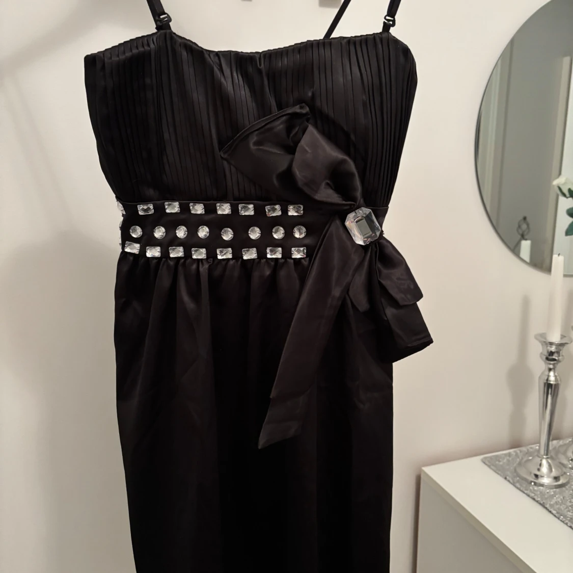 Svart klänning med rosett och stenar