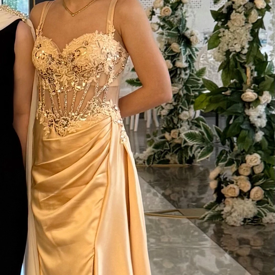 Champagnefärgad långklänning med spets