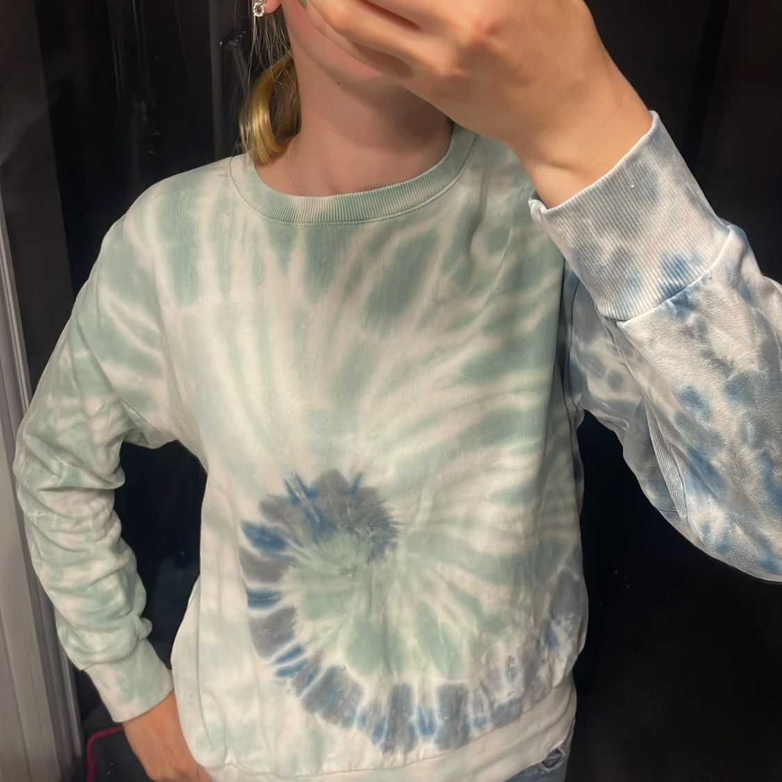 Blå tie-dye sweatshirt