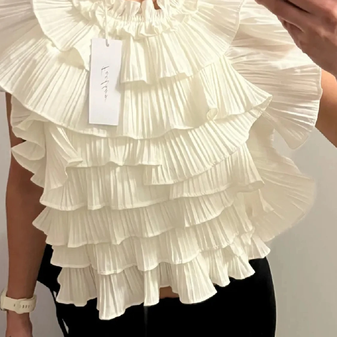 Vit volangblus med plisserade lager