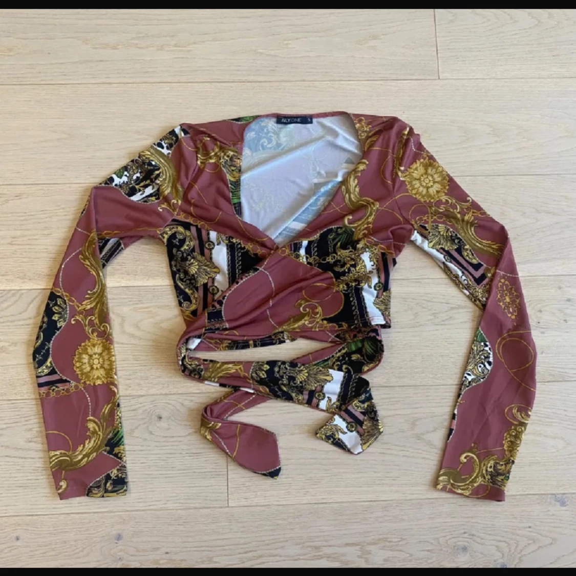 Mönstrad omlottopp från NLY One