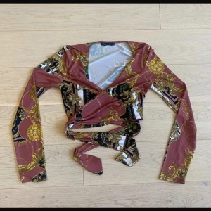 Mönstrad omlottopp från NLY One - Använd 1 gång. Passar även XS. Straight material. Går att knyta på olika sätt.  Vänligen läs min bio innan du gör ett köp; där hittar du bland annat information om leveransprocessen med mera 😊