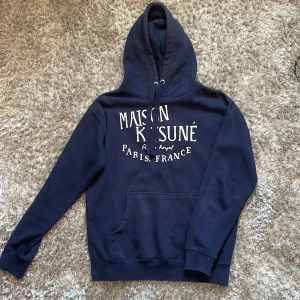 maison kitsune hoodie  - tja! säljer denna sjukt snygga maison kitsune hoodien i färgen navy, fint skick! skriv om du har någon fråga// armadiosell