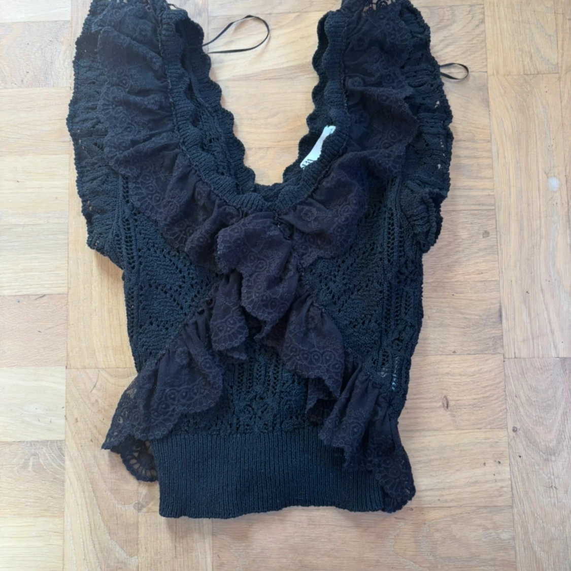 Svart spetsig blus med volanger🫶🏼