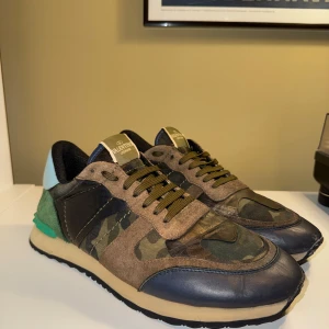 Valentino Garavani Rockrunner sneakers - Säljer desssa riktigt feta Valentino Garavani Rockrunner i väldigt bra skick. Skorna är i storlek 45. Nypris ca 6500, mitt pris 1899! Vid funderingar är det bara att höra av sig!