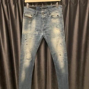 Diesel jeans  - Diesel jeans - skick 9/10, mycket fint skick - stl: W29/L34 - Slim fit! - fetaste diesel jeansen jag sett, tvär schyssta slitningar! - hör av er vid frågor!🙌