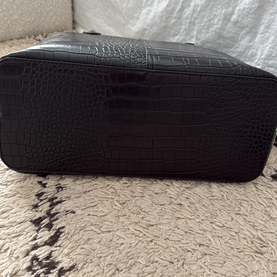 Svart handväska med crocomö-mönster - 2