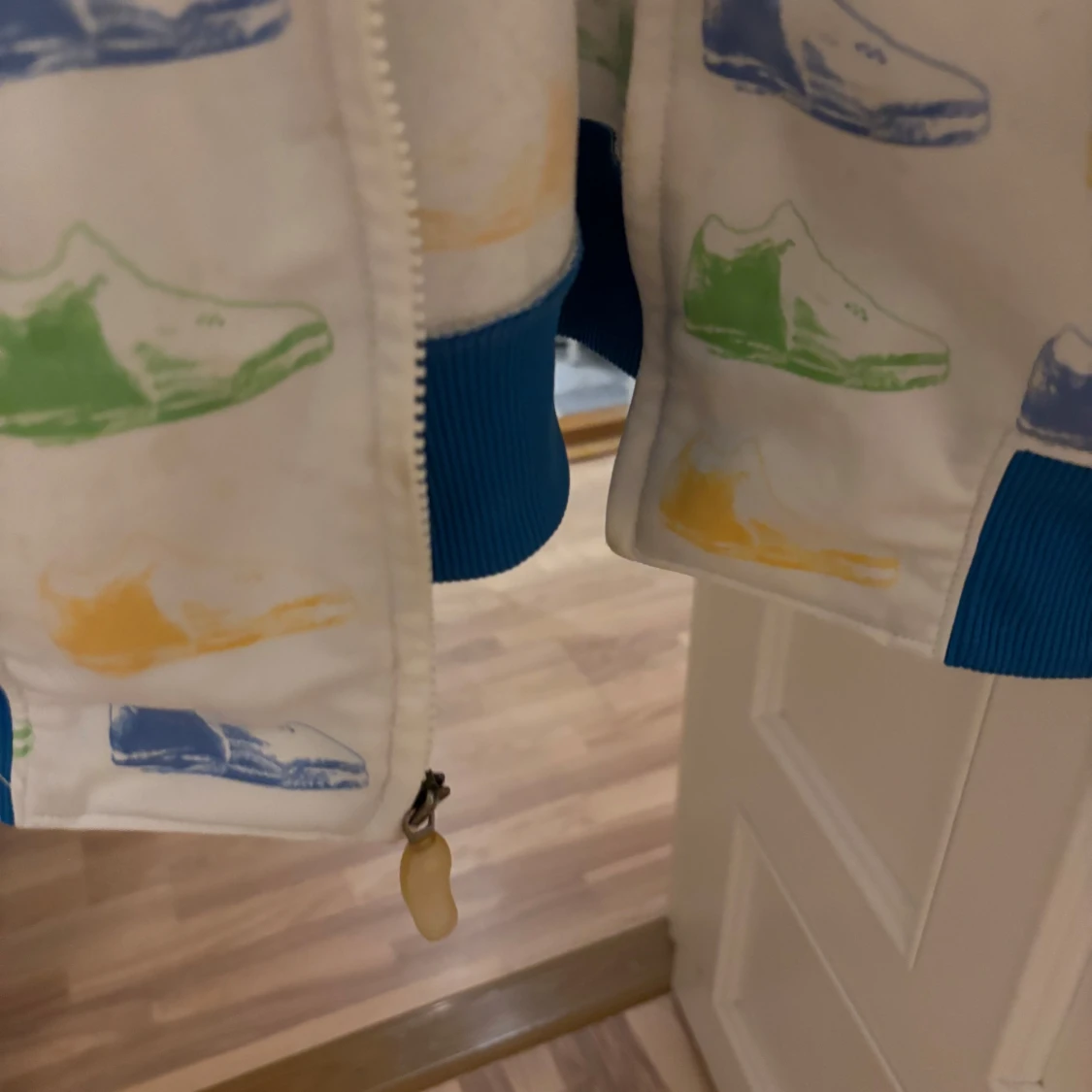 Jordan vit vindjacka med sneakersmönster - 3