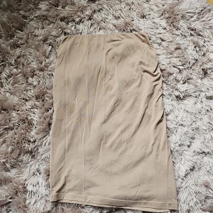 Kjol från Vila - Beige kjol, med lite skrynk på höften.