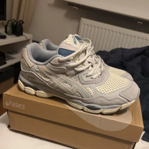 Asics gel nyc - Hej jag säljer mina Asics nyc eftersom dom knappt kommer till användning. Snygga och i väldigt bra skick. Kom privat vid frågor👍