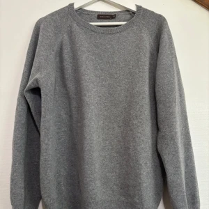 Oscar Jacobson stickad -  Stilren stickad Oscar Jakobsson tröja i merionoull, storlek medium. Tröjan är i nyskick och endast använd 3 gånger. Perfekt nu till hösten🍁🤩  Vid fler bilder eller frågor är det bara att höra av sig, och kom ihåg, alltid 14 dagars ångerrätt hos oss på Revalo🤝👕