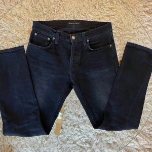 Nudie Jeans Grim Tim mörkblå - Ett par riktigt feta jeans från nudie i modellen ”Grim Tim” | Tvätten heter ”Hidden Blue” | Stlk 31/32. Inga defekter eller skavanker överhuvudtaget.        Nypris: 1799kr | Mitt pris: 399kr.                        Hör av dig vid frågor! Mvh, Oskar👌