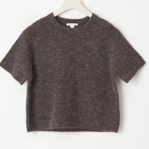 Brun stickad kortärmad tröja - Från Gina young i nyskick. Säljs ej längre