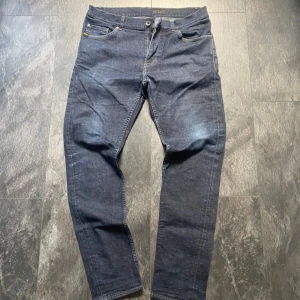 Tiger of Sweden Jeans - Hej! Säljer ett par snygga mörkblå jeans från Tiger of Sweden i modellen ”Evolve”. Jeansen är i storlek 32/32, passform slim och i mycket bra skick! Hör av dig vid intresse eller frågor! 