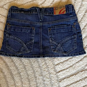 Kort jeanskjol - Vintage jeanskjol från Ice Blue. Det finns ingen lapp för storlek men den är lite liten på mig som vanligtvis har s och m i kjolar. Pris kan alltid diskuteras💕💕