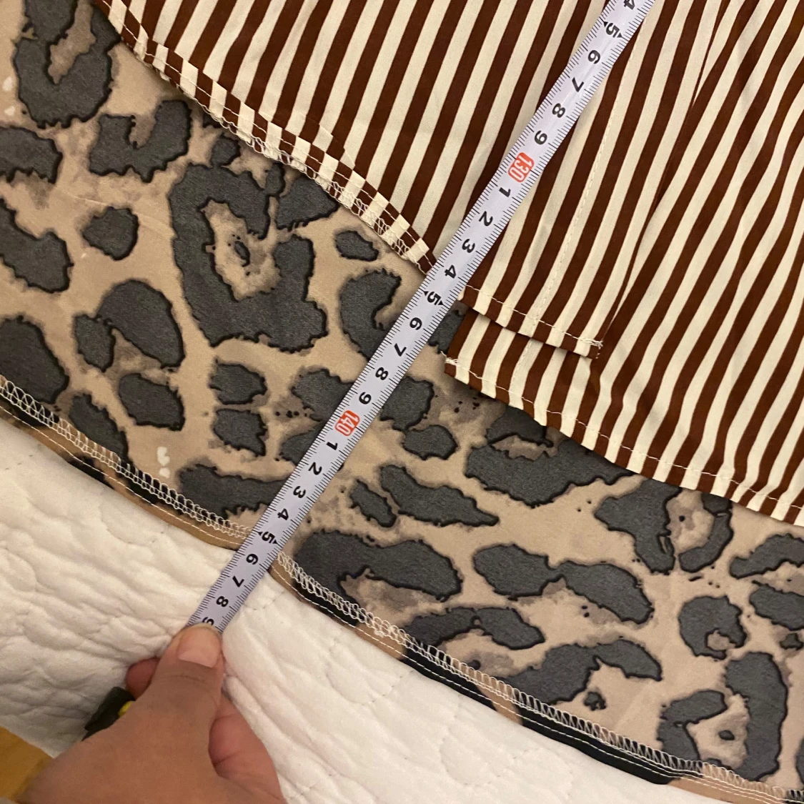 Randig långklänning med leoparddetaljer - 4