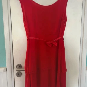Klänning - Söt klänning, rosettbandet kan tas av. Skickar endast via instabox