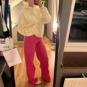 Rosa jeans  - Supercoola rosa jeans🩷 högmidjade och breda i benen. Passar både mig som har S, men även XS