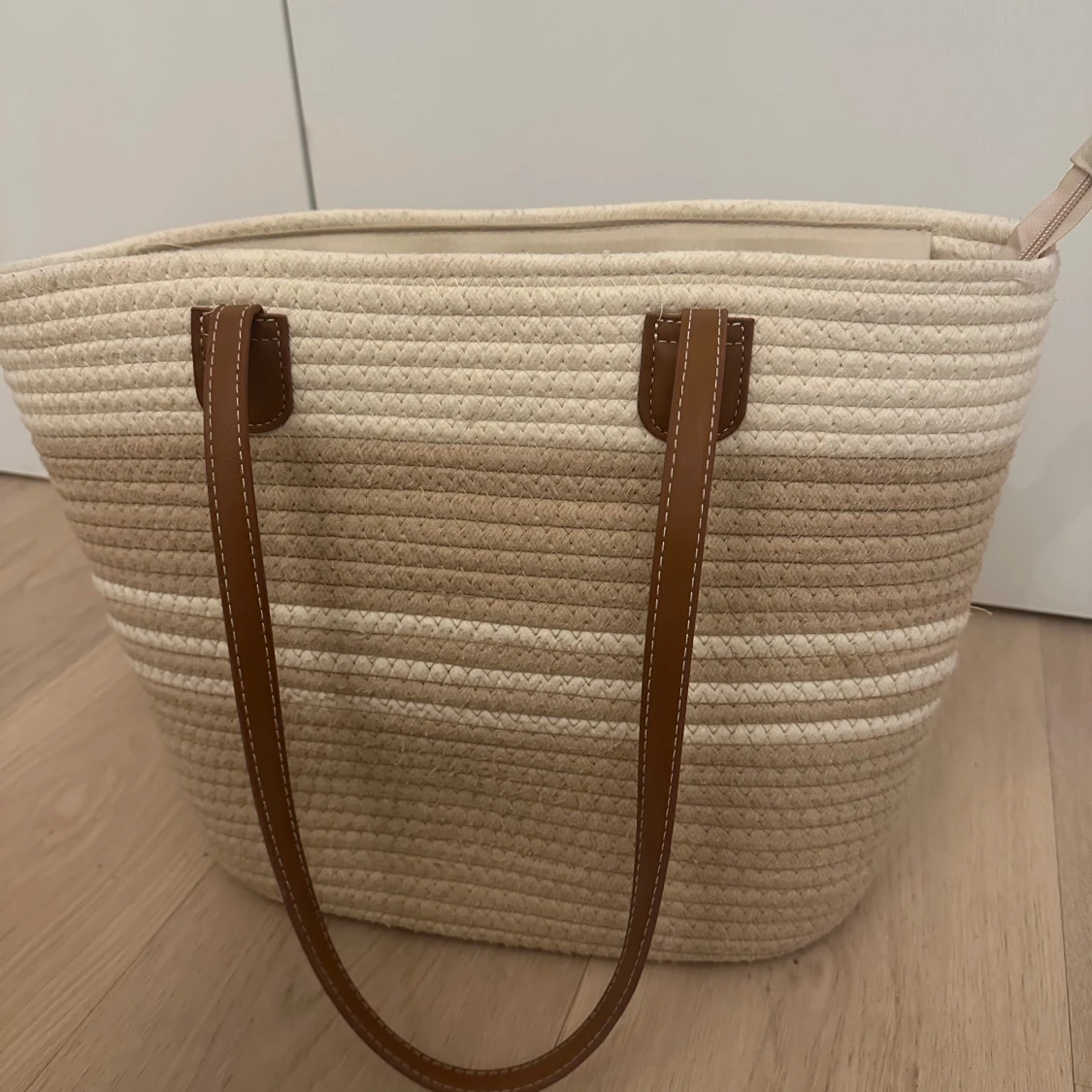 Beige strandväska från Akè  - 1