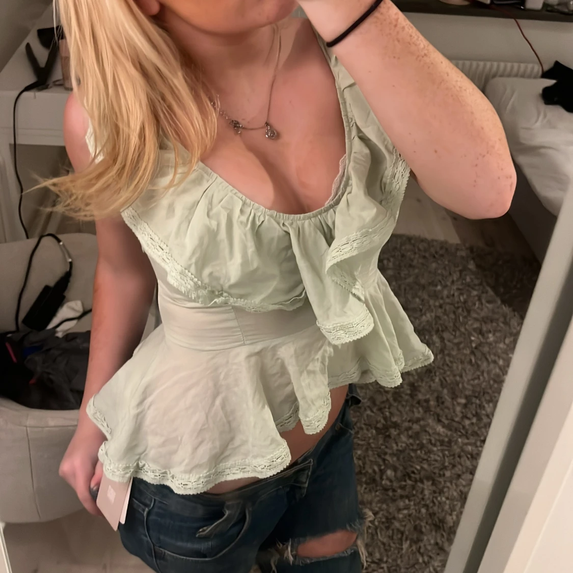 Ljusgrön volangblus med spetsdetaljer