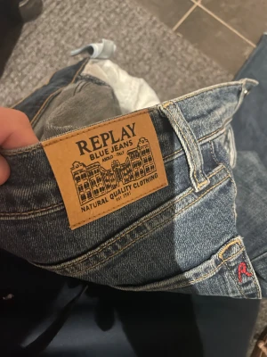 Blå Replay jeans SUBJEY 14A - Snygga blå jeans från Replay, modell SUBJEY, med klassisk femficksdesign och raka ben. Jeansen har tydliga kontrastsömmar och ett brunt Replay-märke bak i midjan. Passar dig som gillar stilrena och tidlösa jeans med skön passform.