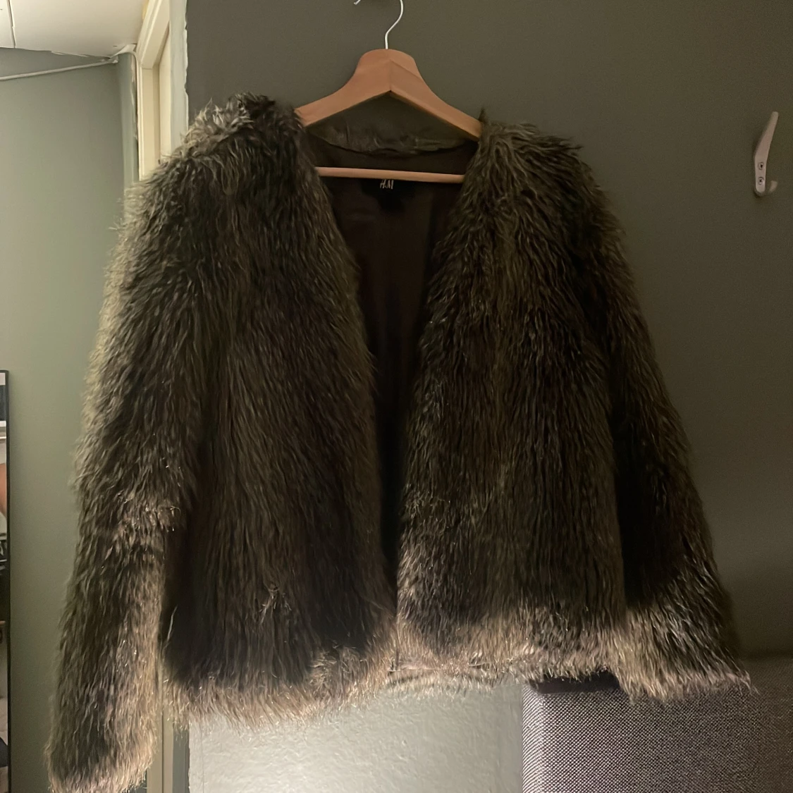 Mörkgrå/brun pälsjacka från H&M