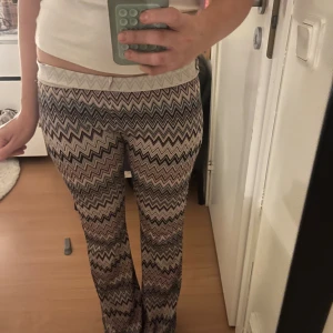 Zigzag-mönstrade bootcut byxor - Säljer ett par jättesnygga bootcut orrebyxor 💕💕💕
