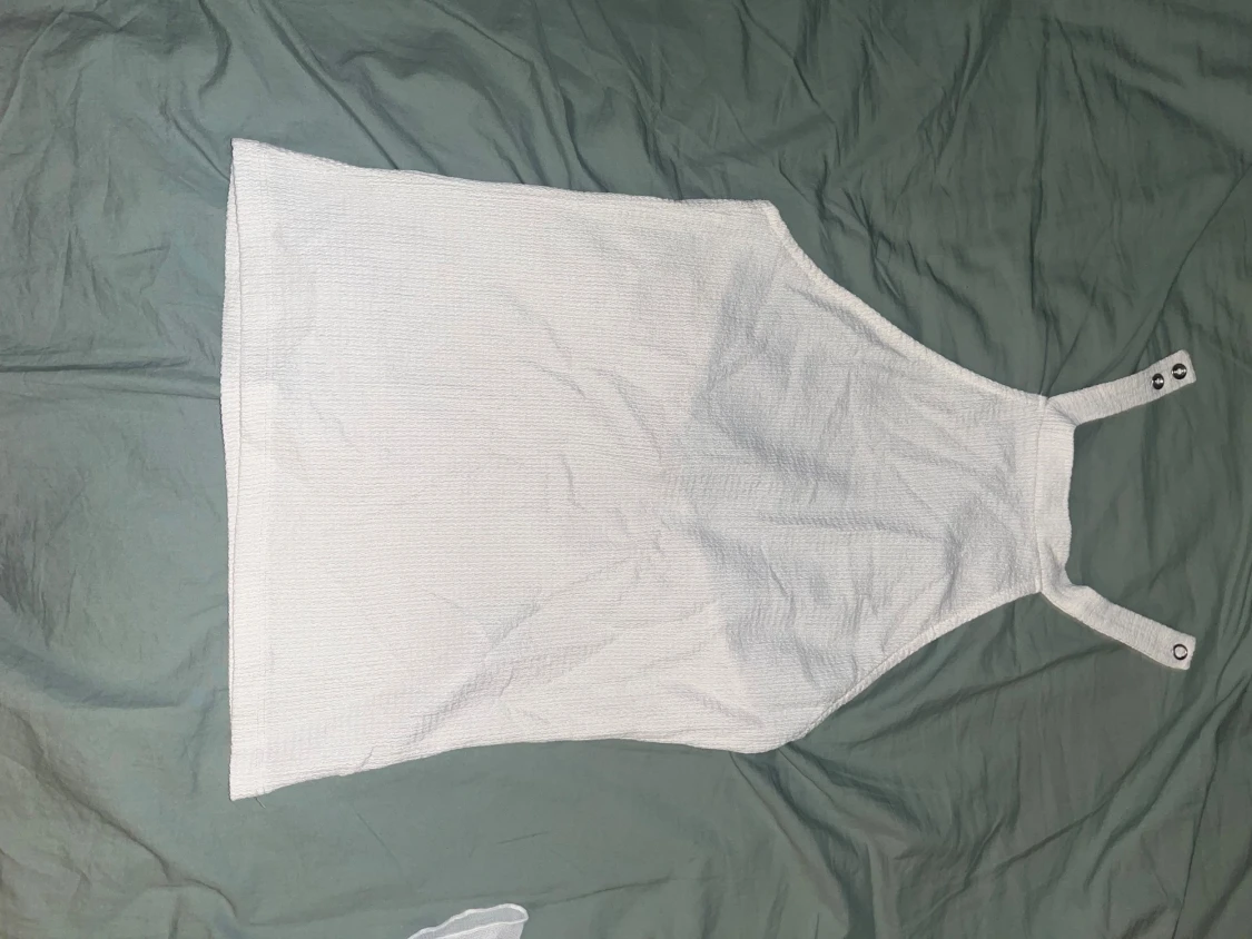 Vit ärmlös linnetopp med knappar