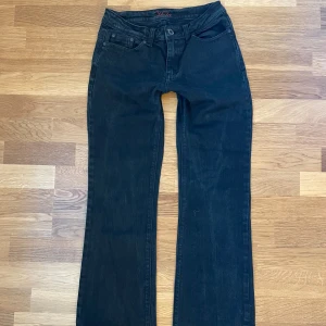Lågmidjade Jeans  - Svarta/mörkgråa jeans. Midjemått (rakt över): 35-36 cm. Innerbenslängd: 79 cm💙