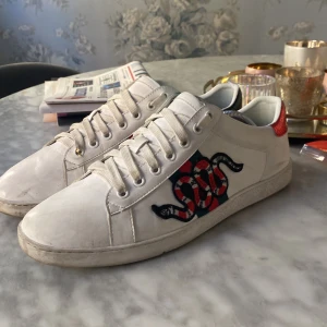 Gucci Ace  - Tjena! Säljer nu dessa riktigt feta Gucci ace skorna som är i väldigt bra skick , nypriset var 3699kr när jag fick dom ! Skriv om frågor eller prisförslag