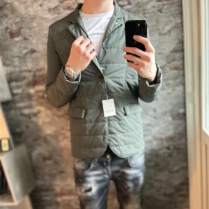 Ny Zadig Voltaire Jacka - Nytt skick, inga defekter, tags medföljer. Storlek 48/S passar dig som är mellan 175-185cm ungefär. Nypris ca 4000kr. Grå/grön färg. Modellen är 185 cm, 79 kg. Passar bra nu till vintern. Skriv för mer information!🤝