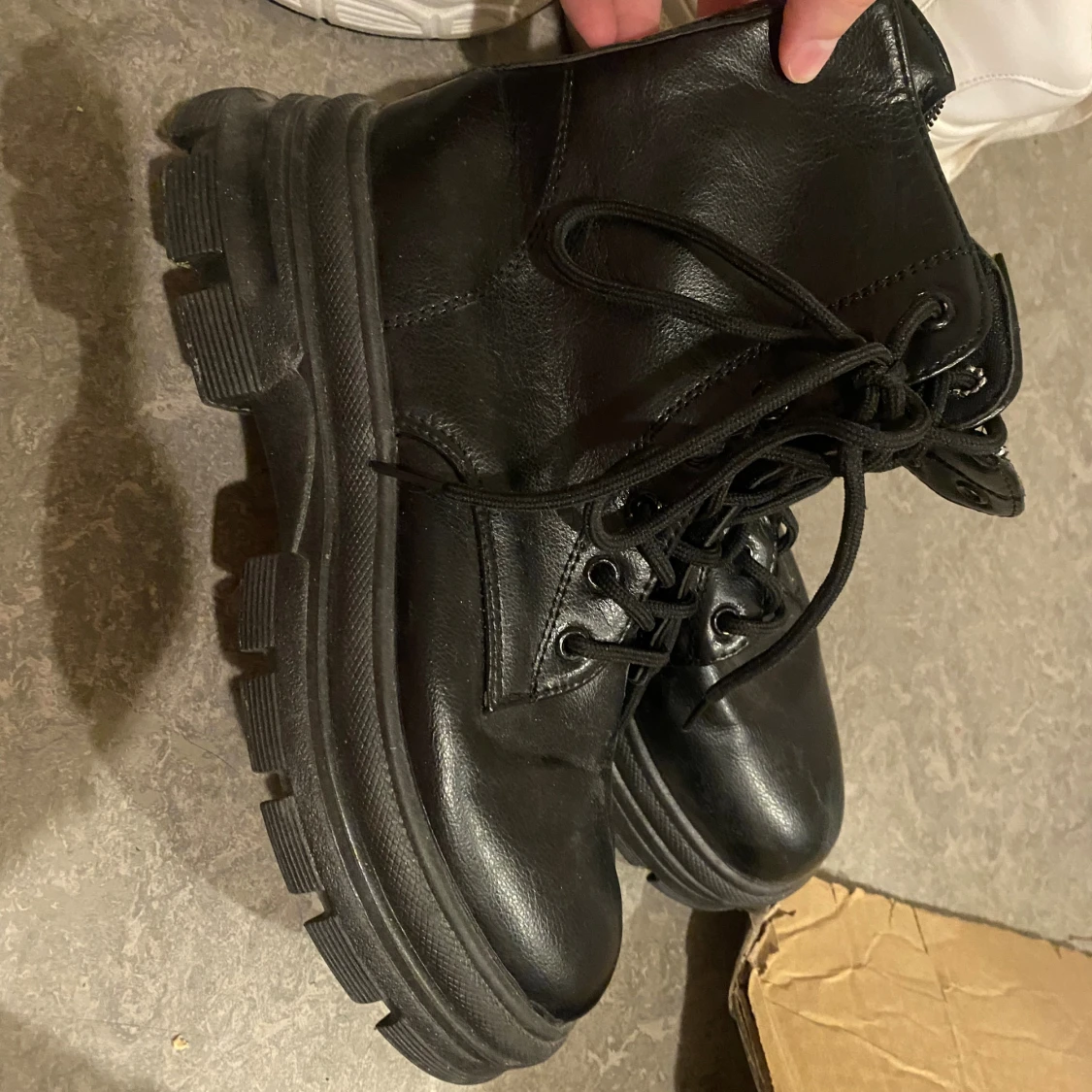 Svarta chunky boots i skinn