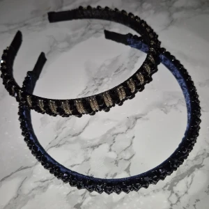 2 Diadem - 2 snygga diadem från Ur&Penn! Knappt använda, tror inte några stenar/pärlor ramlat av. Nån tråd som sticker ut men annars skulle jag säga defektfria! Katt finns i hemmet.