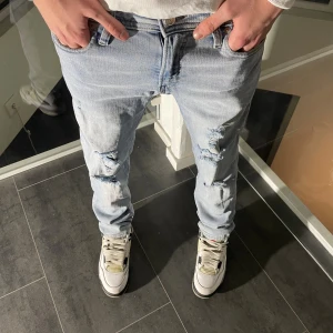 Jack & Jones Jeans  - Ljusblå Jack & Jones jeans med slitningar - W28 L32 - Skinny/Liam - Skick 9/10 - Hör av dig vid minsta fundering!